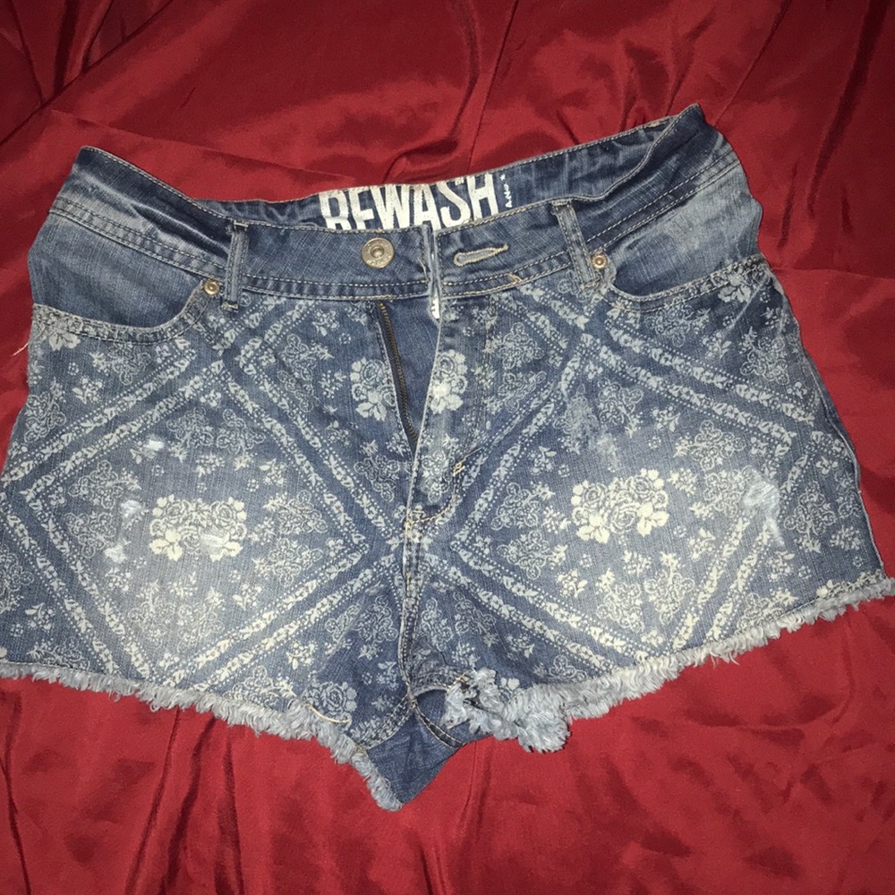 Stress denim shorts by rewash